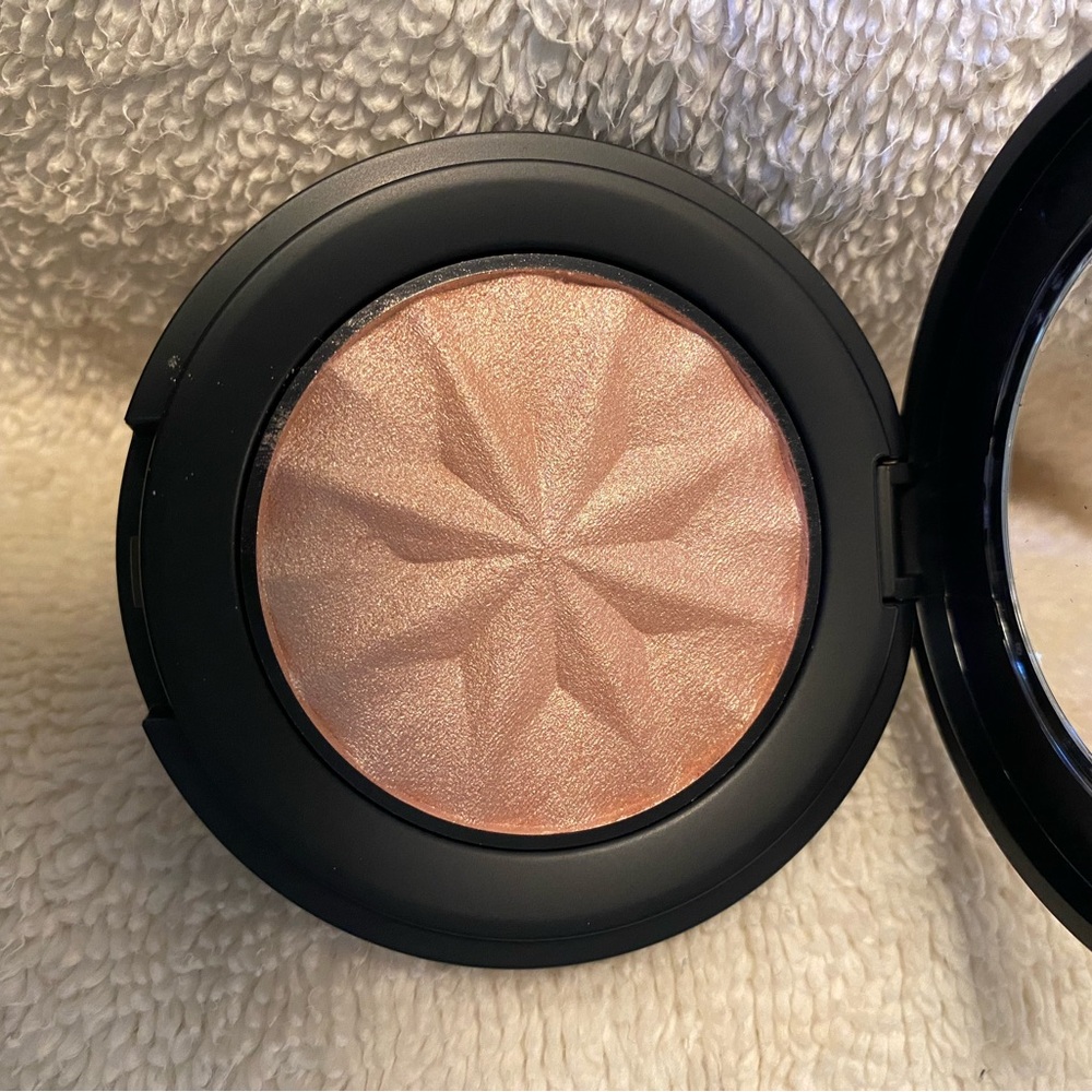 ✨Blush illuminator in Opal Glow✨